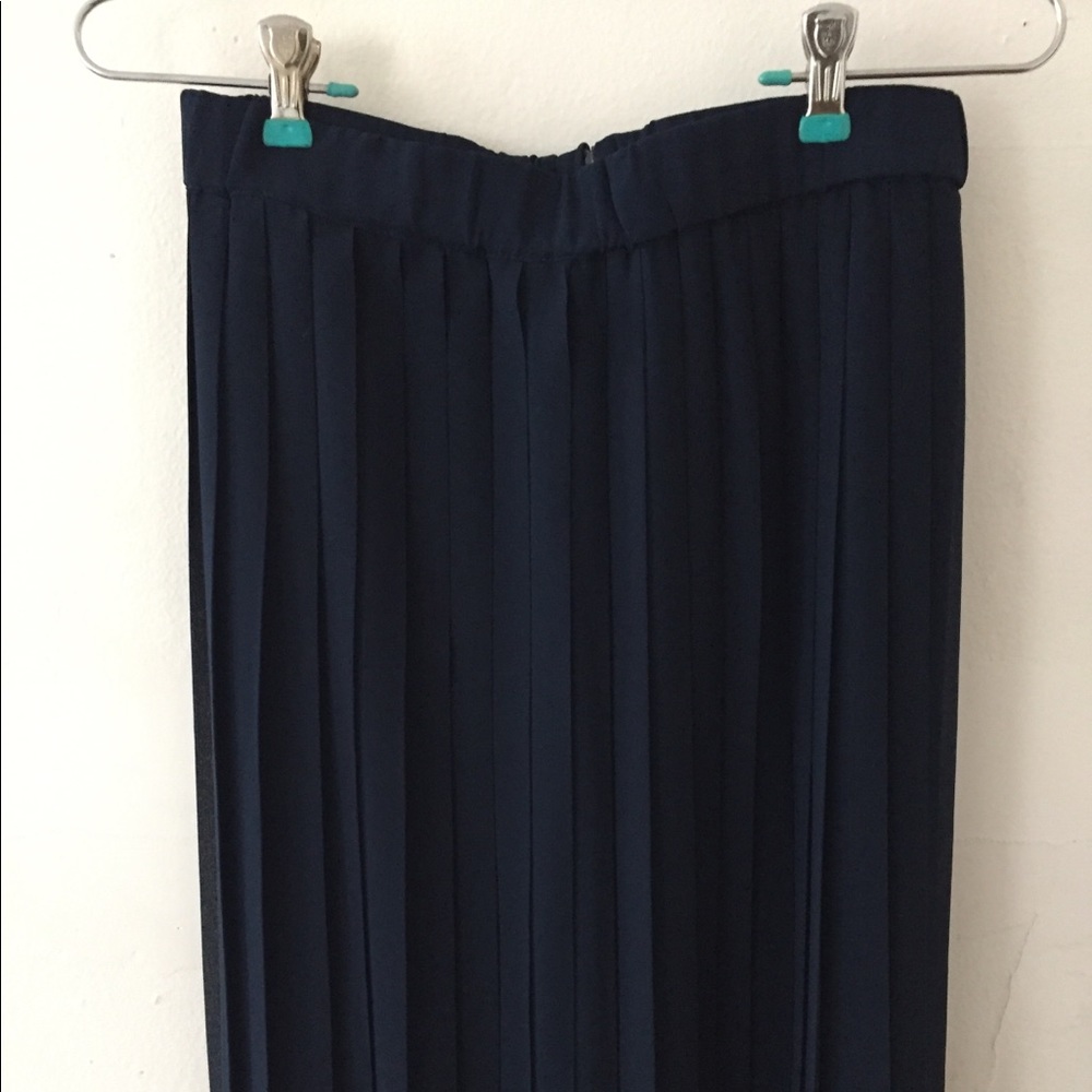 BCBG MAXAZRIA navy pleated maxi skirt